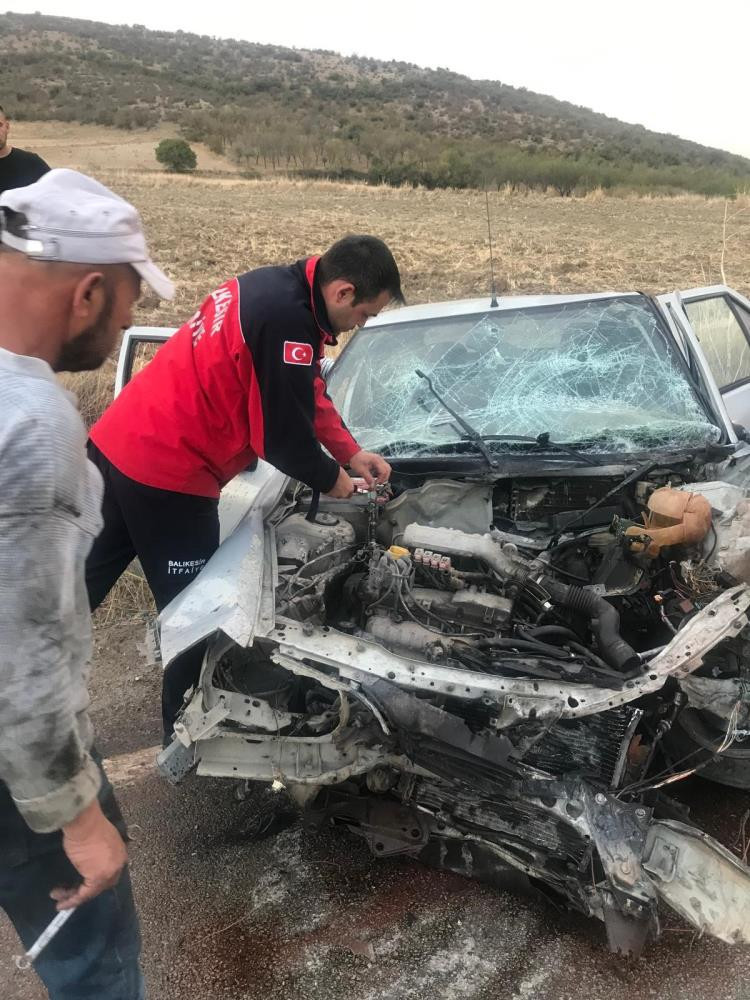 Balıkesir’de Feci Kaza: İtfaiye Dakikalarca Uğraştı - 3. resim