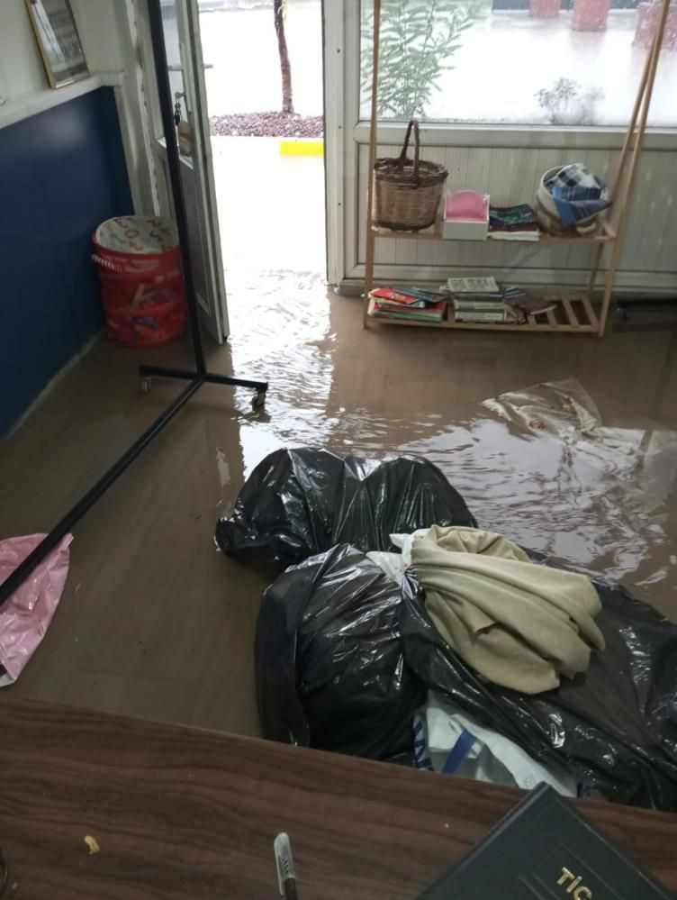 Ayvalık’ta Sağanak Yağış Hayatı Felç Etti! - Resim: 1