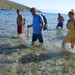 Ayvalık’ta Deniz İçinden Yürüyerek Adadan Adaya Geçtiler