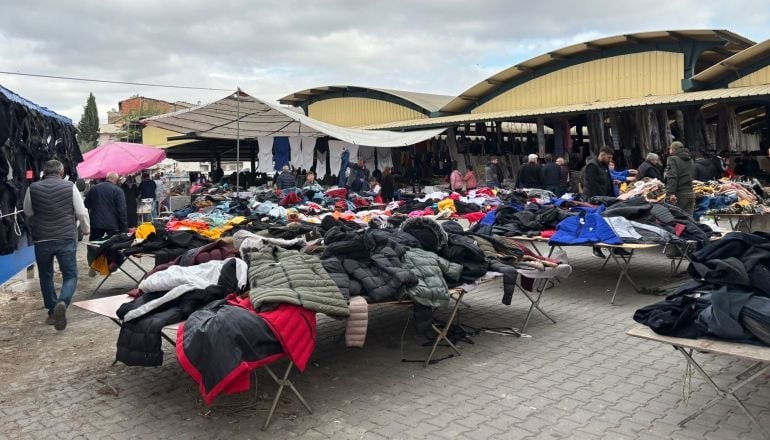 Bit Pazarında Tezgahlar Parka Doğru Taştı