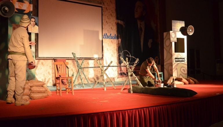 Tüfekle Sahneye Fırladılar ! Pürdikkat takip ettiler Tüfekle Sahneye Fırladılar ! Pürdikkat takip ettiler