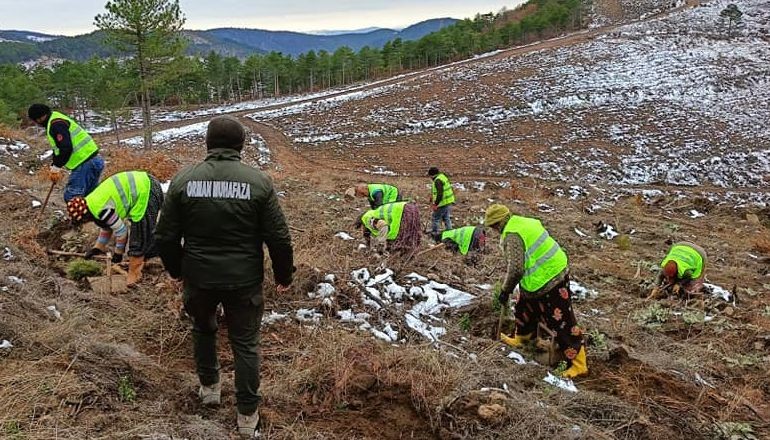 Bigadiç’te Beyaza Bürünen Toprağa Ektiler