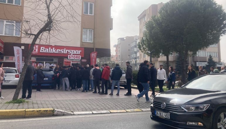 Balıkesirspor Store Önünde Kuyruk!