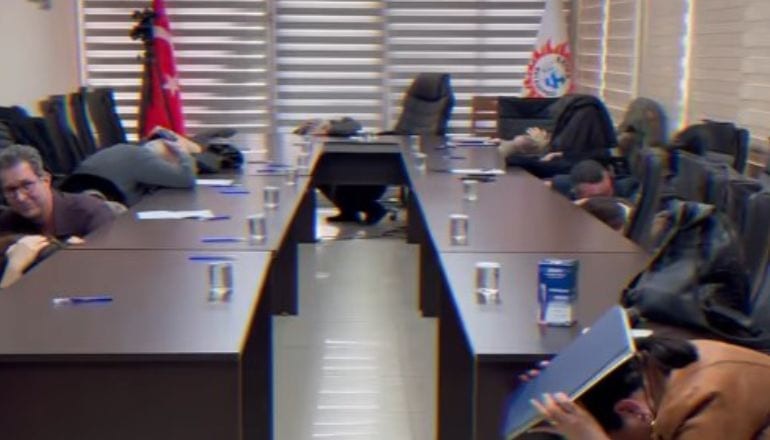 Başkan ve Üyeleri O Sesi Duyunca Masanın Altına Girdi