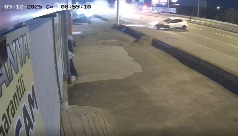 Araç Kaldırımdaki Yayalara Çarptı! Yaralılar Var