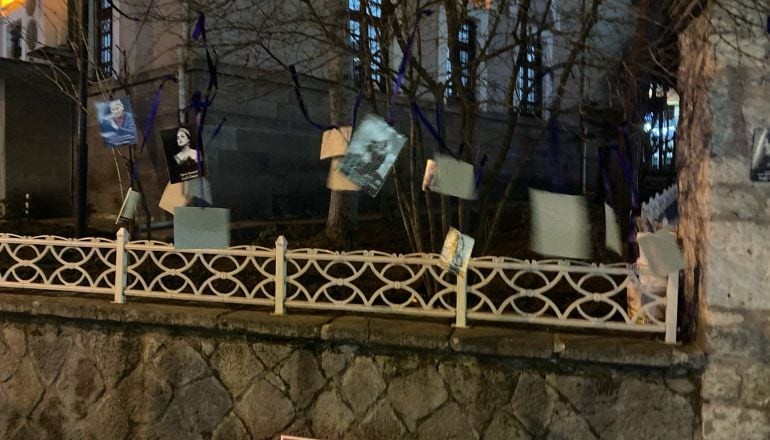 Balıkesir’de Ağaçlara Kadınların Resmi Asıldı! İşte Nedeni