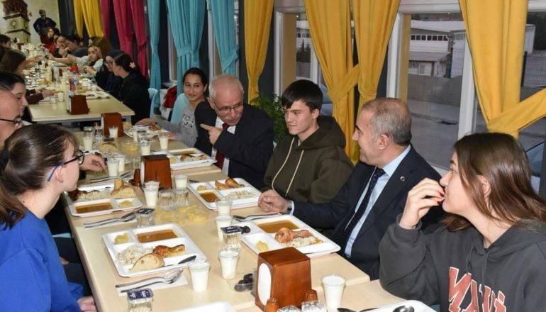 Müdür Demir İftarda Öğrencilerle Buluştu