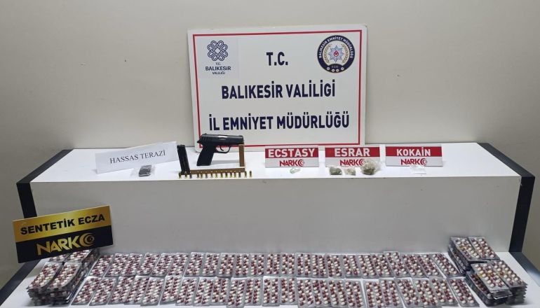 Edremitte silah ve uyuşturucular ele geçti