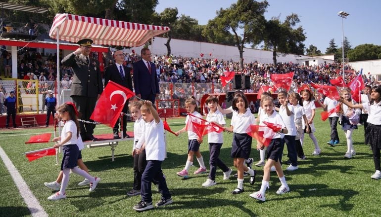 Ayvalık’ta 23 Nisan Coşkusu Stadyumlardan Taştı!