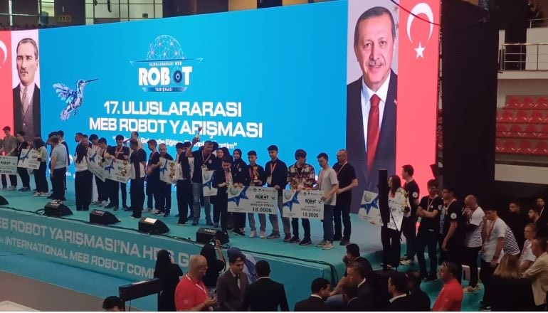 Balıkesirli Gençlerin Ürettiği Uçak Türkiye 2.si Oldu