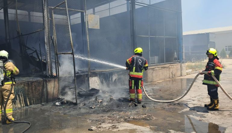 Balıkesir’de Sebze-Meyve Halinde Yangın Paniği: Plastik Kasalar Tutuştu