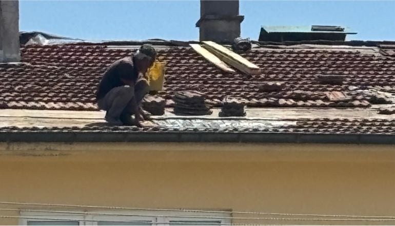 Çatı tamiri için dama çıkanlar Yürekleri Ağza Getiriyor