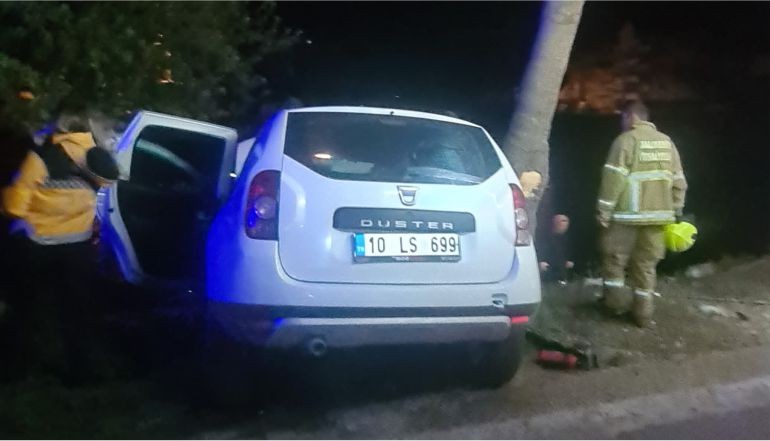 Edremit’te Otomobil Ağaca Çarptı Sonrası...