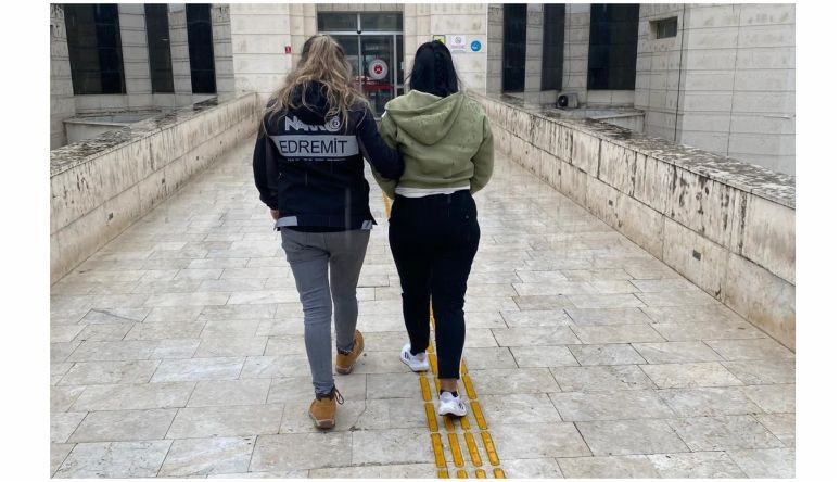 2 Ayrı Suçtan Aranıyordu Ekipler Kıskıvrak Yakaladı