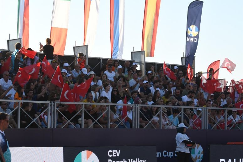 Balıkesir, plaj voleybolunun göz bebeği oluyor