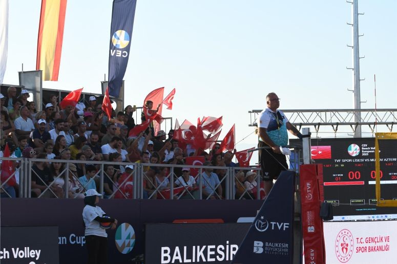 Balıkesir, plaj voleybolunun göz bebeği oluyor