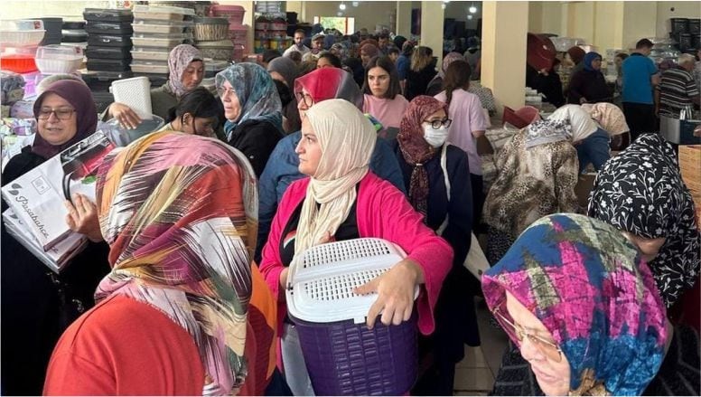 Balıkesir'deki Yeni Mağaza Açılışında İzdiham Yaşandı