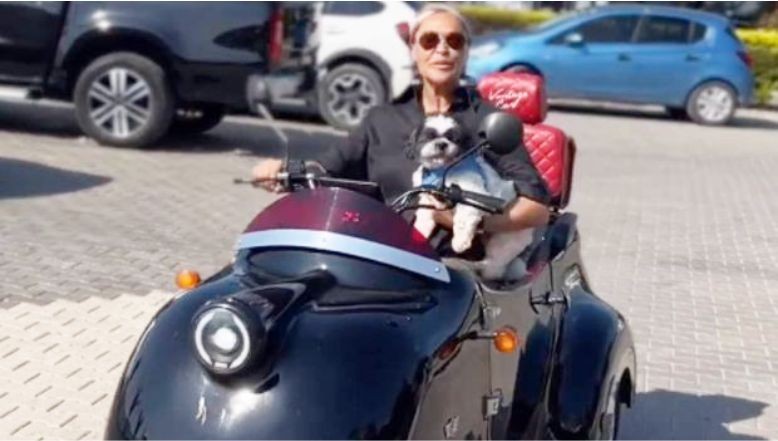 Hülya Avşar'dan Ayvalık'a Özel Araç