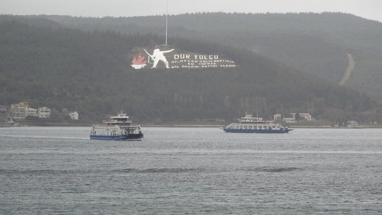 Çanakkale'nin Gökçeada ve Bozcaada ilçelerine yapılması planlanan tüm feribot seferleri iptal edildi.