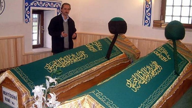 Burhaniye’deki Türbesiyle Merak Uyandırıyor
