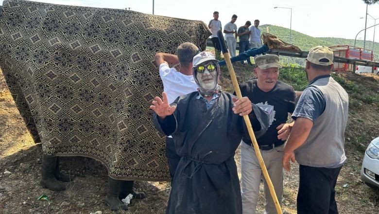 Gökçeyazı’da “Deve” Sahneye Çıktı, Yere Yattı…