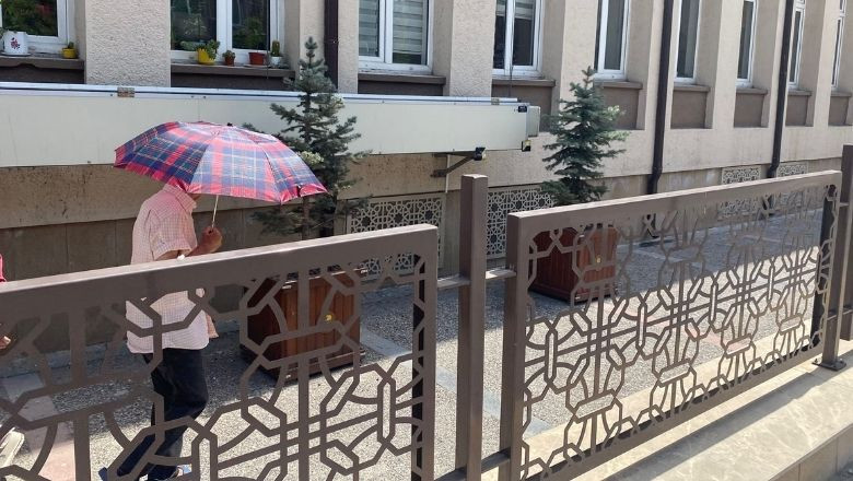 Balıkesir'de Gölge Kar Etmedi, Balıkesirliler Şemsiyeye Sarıldı
