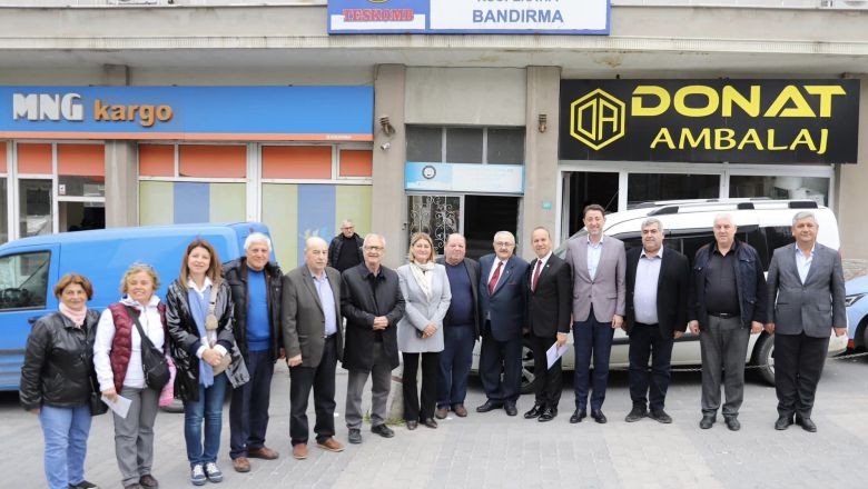 Tolga Tosun Ziyaretlerine Devam Ediyor . Bandırma Belediye Başkanı Tolga Tosun odaları ziyaret etti. Tosun, Bandırma Esnaf ve Meslek Odası ve Bandırma Ticaret Odası 'nı ziyaret etti.