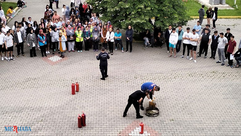 AFAD’dan Öğrecilere Eğitim AFAD ve İtfaiye Eğitmenleri tarafından Afet Farkındalık ve Yangın konusunda eğitim gerçekleşti. Eğitim sonunda Deprem Anı, Tahliye, Toplanma Alanı ve Yangın konularında tatbikatı oldu.