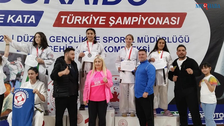 Balıkesir’in Gururları Türkiye Tek Yürek Kumite ve Kata Türkiye Şampiyonası sona erdi. Ayrıca Balıkesir’den iki sporcu şampiyonada derece elde etti. Balıkesirli sporcu Ecrin Dinçer + 50 Yıldız kadınlar dalında Türkiye 3’üncüsü oldu. Bununla beraber 70kg Genç Erkekler kategorisinde, Saffet Güren’de Türkiye 3’üncülüğü kazandı.