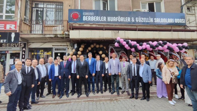 Ensar Aytekin gezilerine devam ediyor. Cumhuriyet Halk Partisi Balıkesir 1. Sıra Milletvekili Adayı Ensar Aytekin Ayvalık ve Edremit İlçelerini ziyaret etti. CHP Balıkesir 1. Sıra Milletvekili Adayı Ensar Aytekin seçime sayılı günler kala esnaf ziyareti yaptı.
