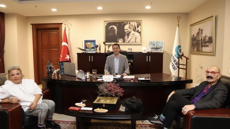 Bandırma Cemil İpekçi’nin ilham kaynağı. Cemil İpekçi yeni defilesini Bandırma’dan ilham alarak hazırladı. Yeni koleksiyonunu Bandırma’ da tasarladı. Tasarladığı ürünlerin defilesi dün gerçekleşti.