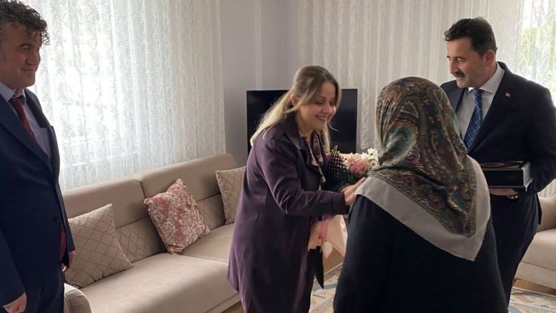 Hasan Onar Şehit Annesini Unutmadı. Balıkesir İl Emniyet Müdürü Hasan Onar ve eşi Gülçin Onar şehit annesini ziyaret etti.