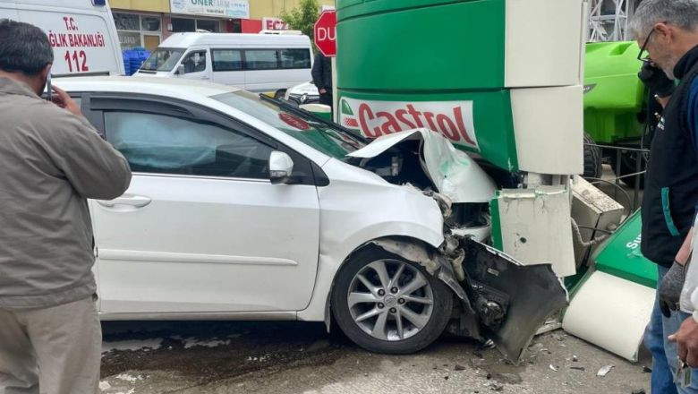 Facia Teğet Geçti. Kazada iki araç benzin istasyonu önünde çarpıştı. Korku dolu anlar yaşattı. 