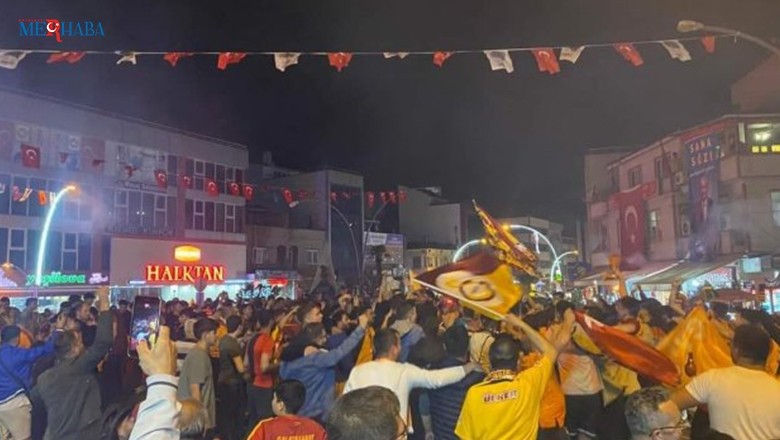 Galatasaray Şampiyon. Galatasaray Şampiyon Oldu. 30 Mayıs Salı günü Ankaragücü’nü Deplasmanda Yenen Galatasaray 23’Üncü Şampiyonluğunu İlan Etti.