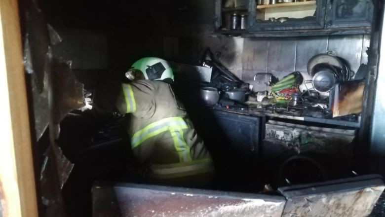 Balıkesir Gönen'de yangın. Balıkesir'in Gönen ilçesi Karşıyaka Mahallesinde yangın çıktı. Çıkan yangında evde büyük çapta maddi hasar meydana geldi.