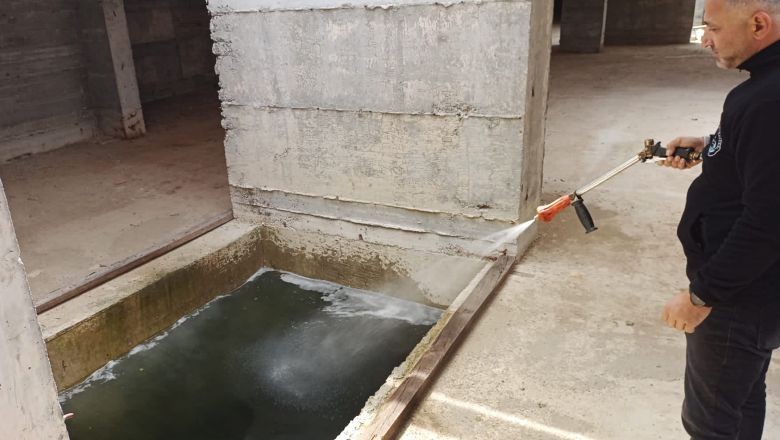Burhaniye yaz temizliğine başladı. Belediye Başkanı Ali Kemal Deveciler' in talimatıyla Sağlık İşleri Müdürlüğü İlaçlama Birimi, yazın gelmesiyle temizlik çalışmalarına başladı.