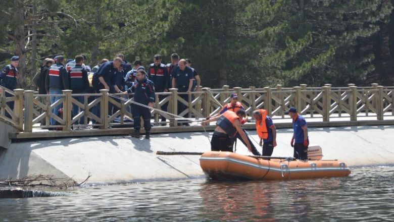 Piknik Faciası. Okulların kapanmasına az kaldı. Bundan dolayı öğrenciler yıl sonu pikniği düzenledi. Düzenledikleri piknik sonları oldu. Aileler sinir krizi geçirdi.