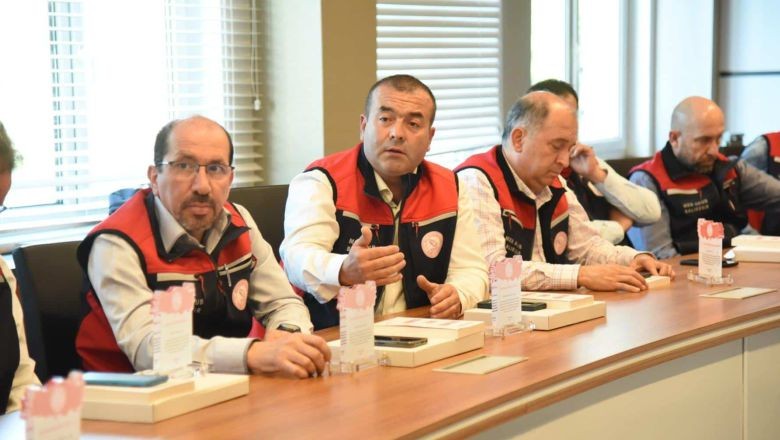 AKUB Ekibine Teşekkür Plaketi. Balıkesir İl Millî Eğitim Müdürlüğü Arama ve Kurtarma Birimi (MEB-AKUB) ekibi Kahramanmaraş merkezli depremden etkilenen illerde arama kurtarma destek çalışmalarına katkı sağladı. AKUB ekibine Millî Eğitim Bakanımız Mahmut Özer’ de teşekkür plaketi gönderdi.
