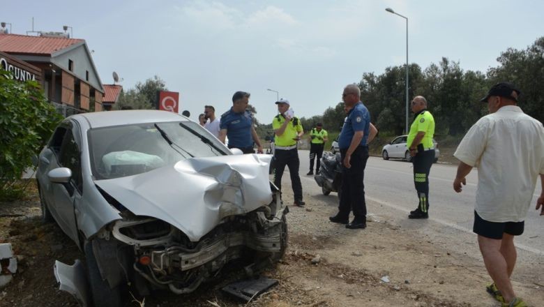 Ayvalık'ta Otomobil Yayaya Çarptı . Balıkesir’in Ayvalık ilçesinde trafik kazası meydana geldi. Kontrolden çıkan araç yaya çaptı.