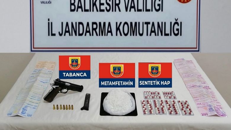 Balıkesir’de uyuşturucu operasyonu. Balıkesir İl Jandarma Komutanlığı, Altıeylül ilçesinde uyuşturucu ticareti yaptığı düşünülen iki şüpheliyi tespit etti.