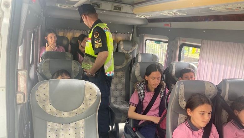 Balıkesir İl Jandarma Komutanlığı denetim yaptı. Çocukların huzur ve güven içerisinde okullarına gidiş, gelişlerini sağlamak için servis sürücülerini denetledi.