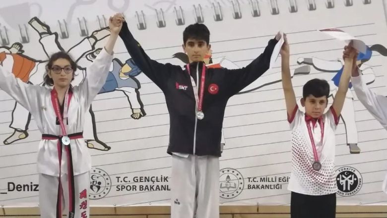 Balıkesirli sporculardan 3 madalya. Balıkesir, Denizle’de düzenlenen Okullararası Yıldızlar Taekwondo müsabakasına katılım gösterdi. Balıkesir’in gençleri Taekwondo müsabakasından 3 madalya alarak döndü.