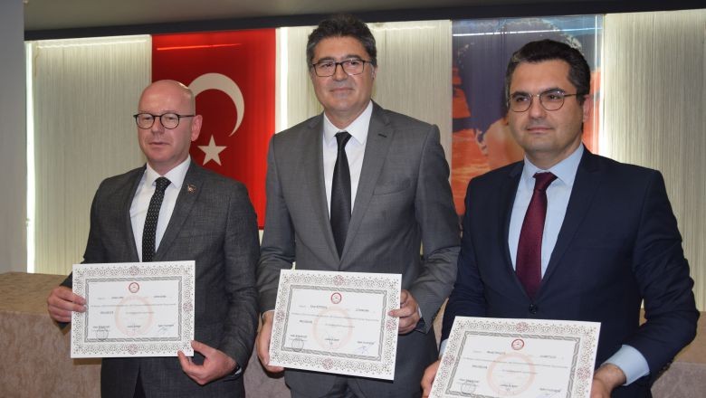 CHP Milletvekilleri Mazbatalarını Aldı. Balıkesir’de 28. Dönem milletvekili seçilen isimler mazbatalarını aldı. Tören Balıkesir Öğretmenevinde gerçekleşti.