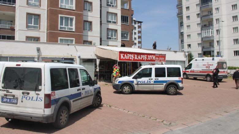 Çocuğunu kurtarmak istedi. Anne balkondan düşmek üzere olan çocuğu kurtarmak istedi. Kucağındaki çocukla birlikte 13. kattan aşağı düştü. Olayda anne ve 2 çocuğu hayatını kaybetti.