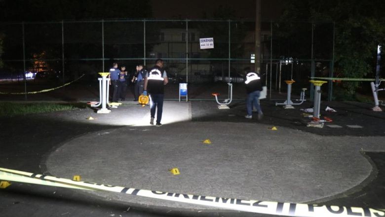Çocuk Parkında Tartıştılar. Bir grup parkta tartıştıkları kişiye kurşun yağdırdı. Olayda yara alan kişi hastaneye kaldırılırken şüpheliler olay yerinden arabaya binerek kaçtı.