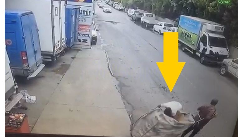 Güldüren Olay. Hırsızlık şüphesi bulunan şahıs yakalanmamak için polisten kaçtı. Polisten kaçarken saklanmak için seçtiği yer herkesi güldürdü. O anlar güvenlik kamerasına yansıdı.