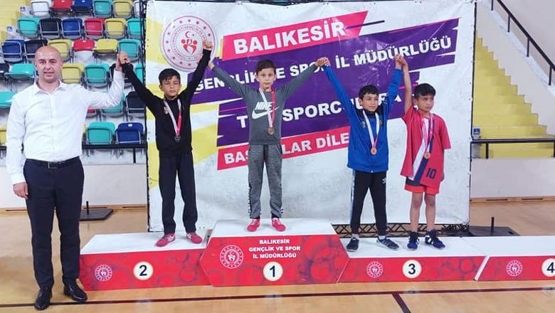 Gömeç’ten şampiyonluk haberi. Balıkesir Gömeç İlçesi sporcuları, Balıkesir'de yapılan Serbest Güreş İl Şampiyonası’na katılım gösterdi.