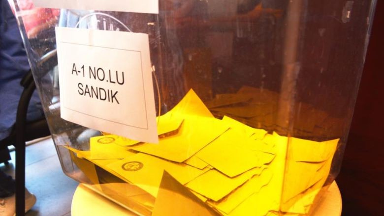 "HudutHudut kapısında seçim başladı. Balıkesir’in Ayvalık ilçesinde, Cumhurbaşkanı Seçimi'nin ikinci turu için yurt dışı seçmen kütüğüne kayıtlı seçmenlerin sınır kapılarında oy verme işlemleri başladı.