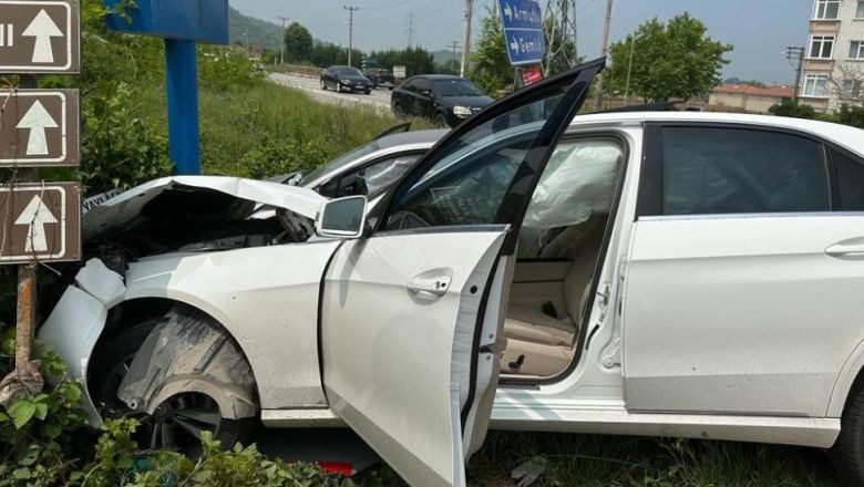 İki otomobil birbirine girdi. İki otomobilin çarpışması sonucu meydana gelen trafik kazasında meydana geldi. Otomobiller zor durdu.