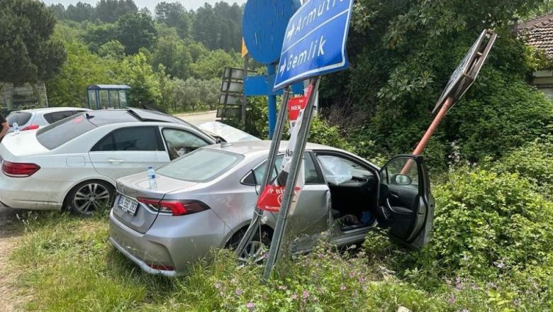 İki otomobil birbirine girdi. İki otomobilin çarpışması sonucu meydana gelen trafik kazasında meydana geldi. Otomobiller zor durdu.